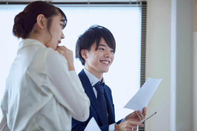 打ち合わせをする日本人ビジネスマン